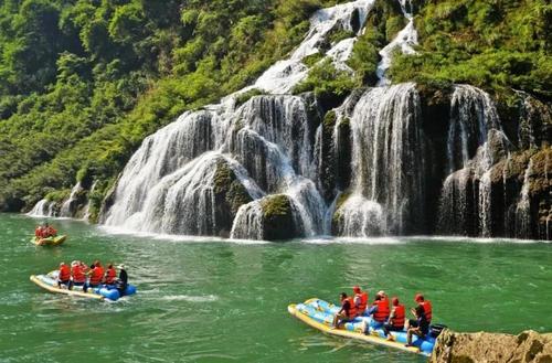 發(fā)揮資源優(yōu)勢(shì),借助"旅游 "在產(chǎn)品開(kāi)發(fā)上大作文章,不斷豐富景區(qū)業(yè)態(tài)