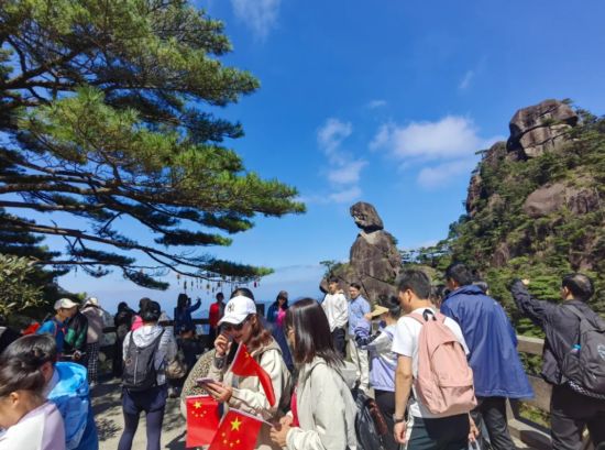 科學(xué)管理與暖心服務(wù)并重，三清山景區(qū)客流有序涌動(dòng)展新貌