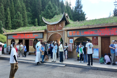 暑期黃龍景區(qū)牟尼溝二道海迎旅游高峰，精細(xì)化管理與服務(wù)保障游客體驗(yàn)